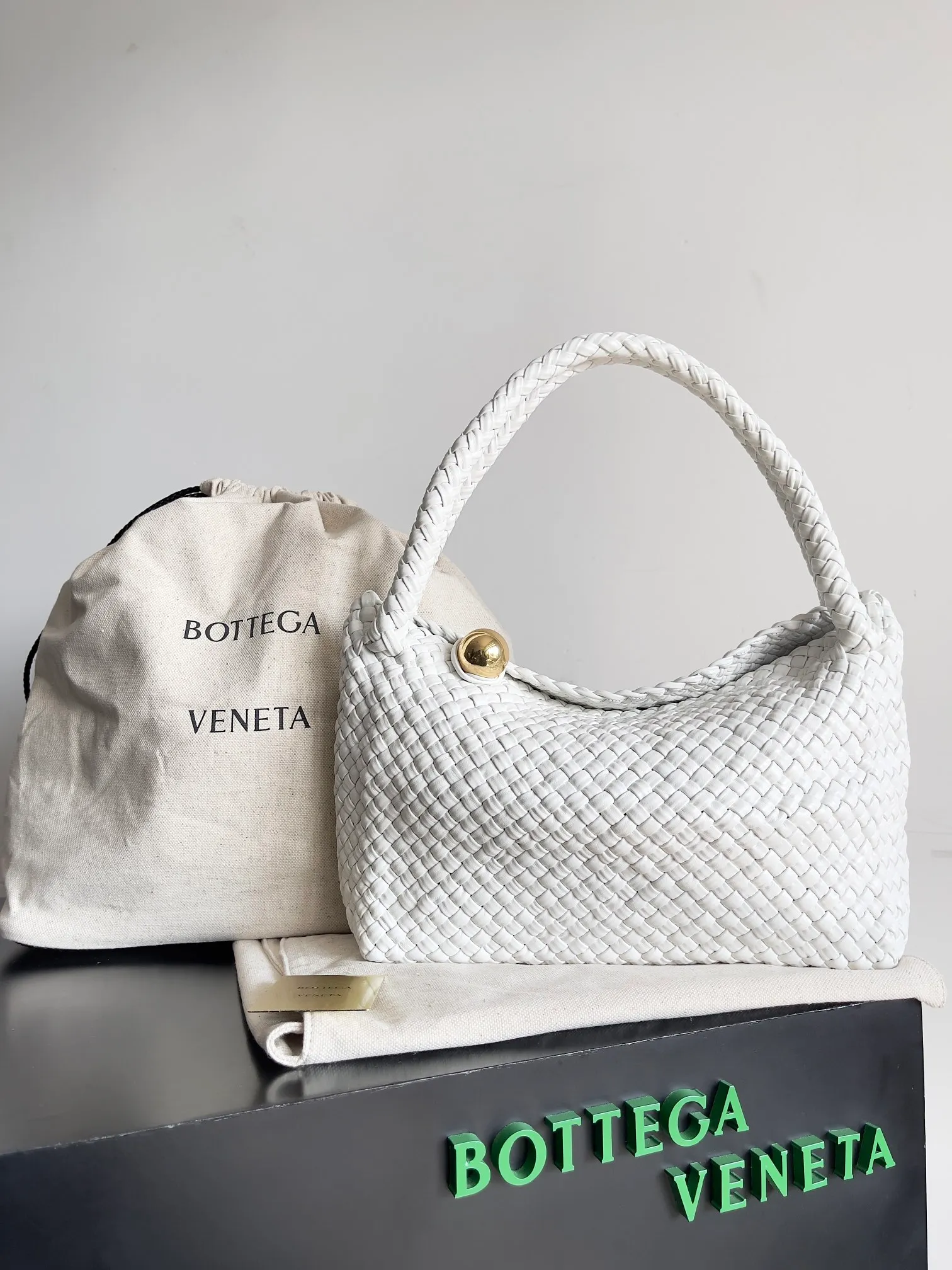 Batch 5760 BV collectible small woven handbags are really YYDS!! Bottega Veneta’s most classic small woven handbags are back! ! We use the highest quality leather with the highest craftsmanship❤️ to create the most expensive works. We have created the original Intrecciato leather weaving process❤️ This unique traditional exclusive leather weaving method has not only become our logo but also reflects the time-consuming and labor-intensive craftsmanship of our products❤️ The new TOSCA handbag must be a selection worth collecting🆕 Style number: 716974 Size: 27*9*18cm